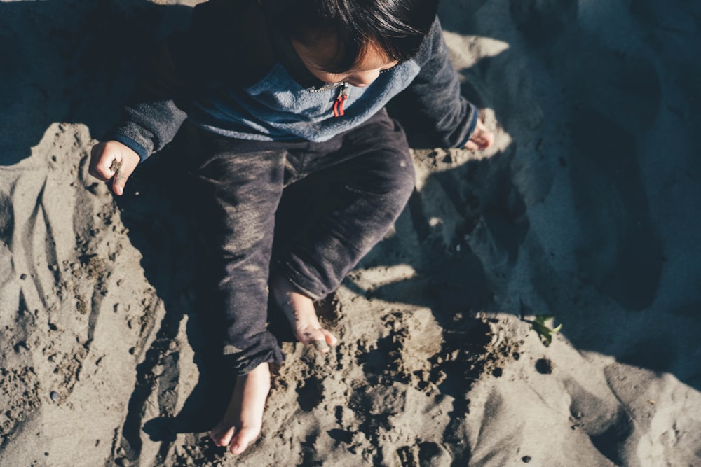 baby sittin on sand