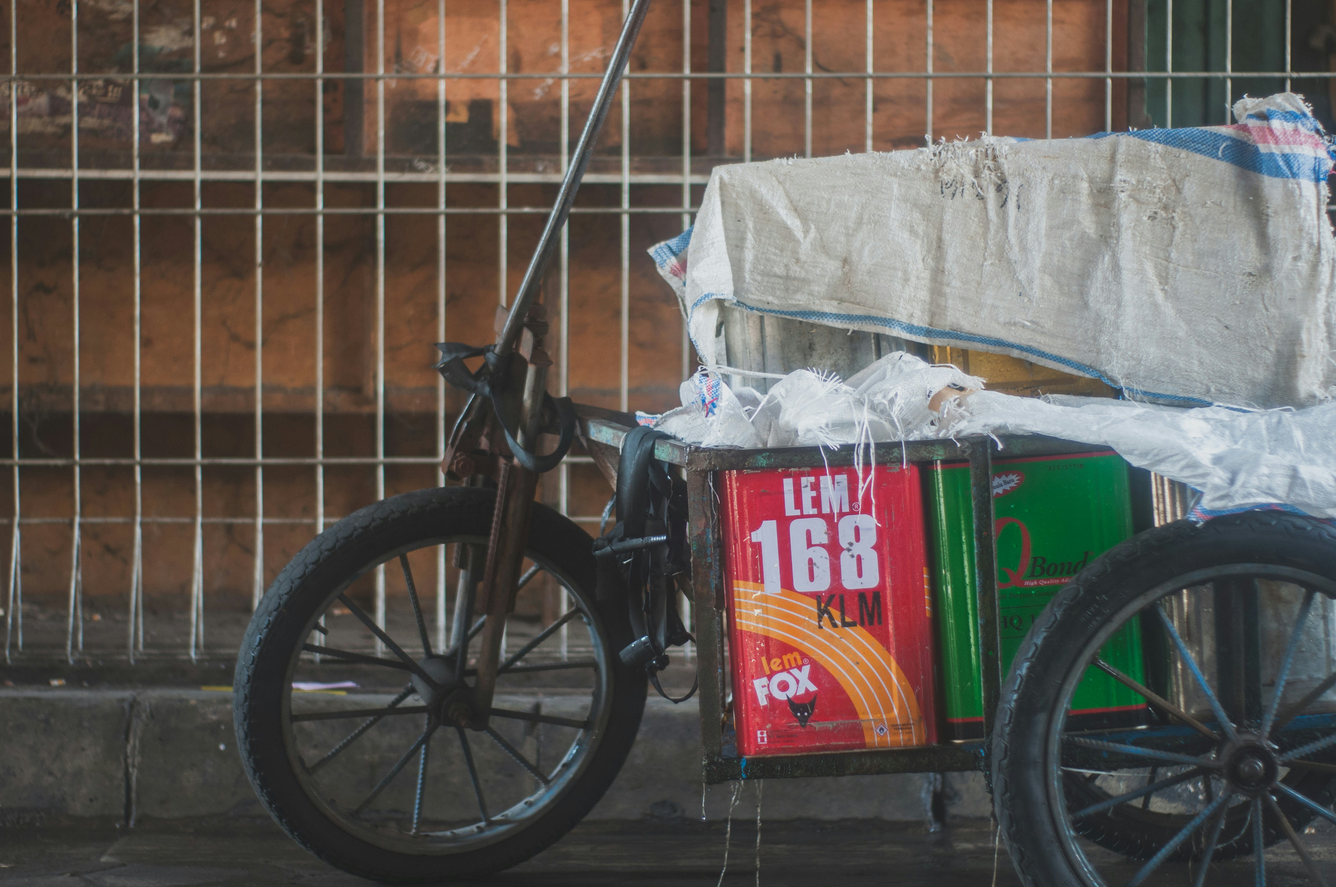 Carrello parcheggiato vicino alle griglie