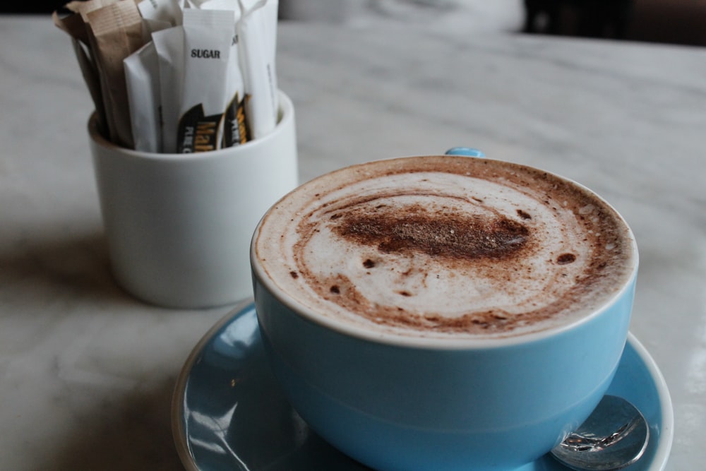 blauer Keramikbecher auf Untertasse