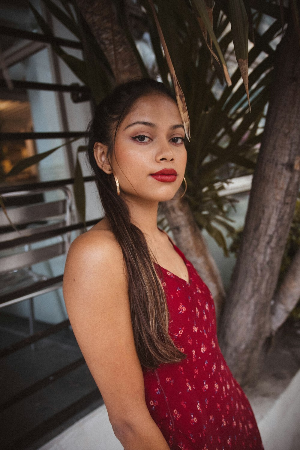 femme portant une robe rouge sans manches