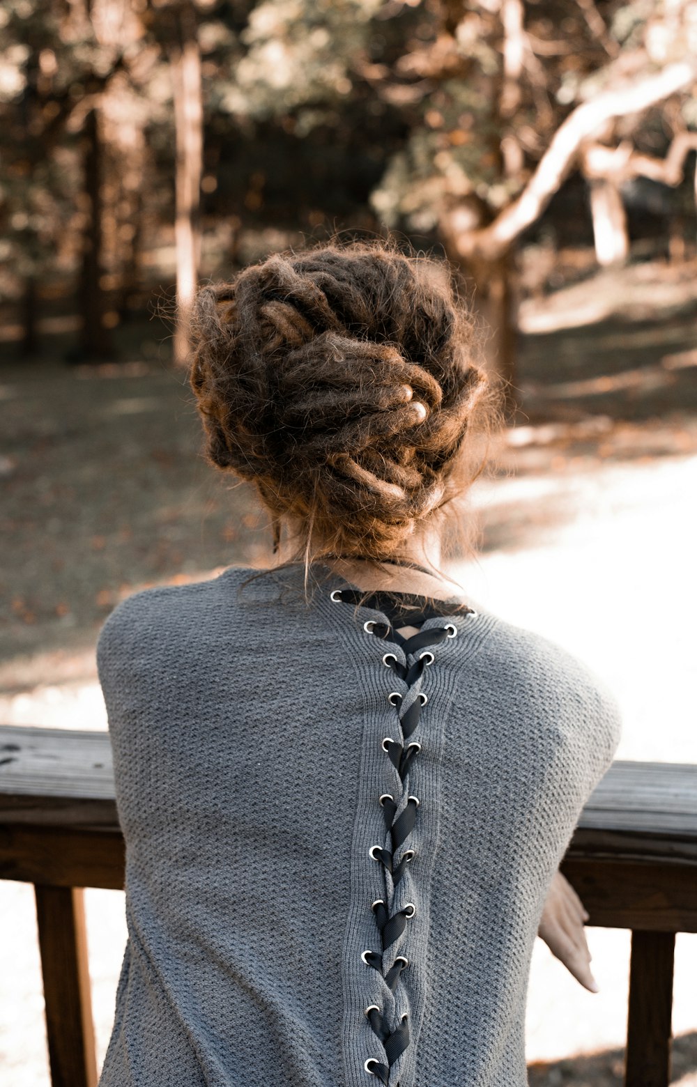 shallow focus photo of person in gray top