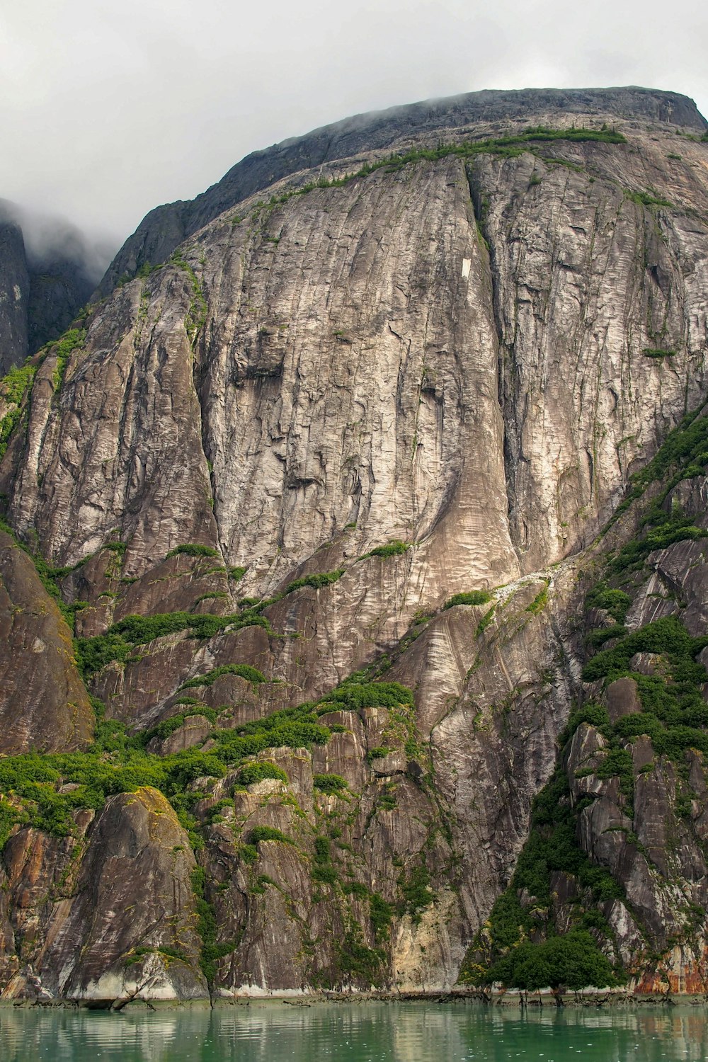 Fotografia de baixo ângulo da montanha