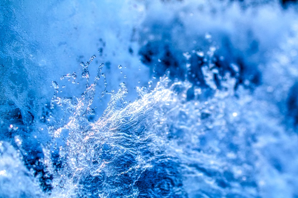 El agua está salpicando en la superficie del océano