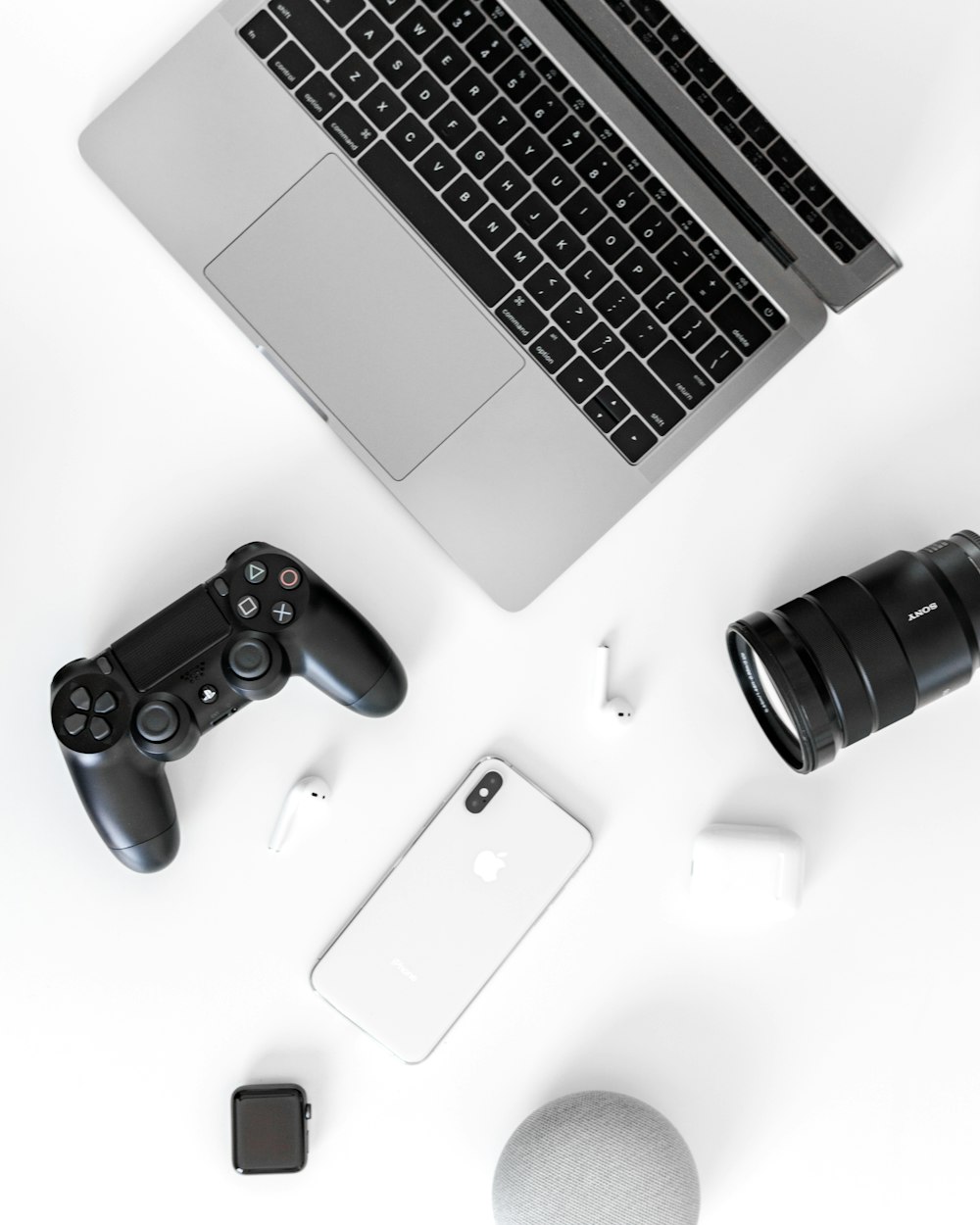 Sony DualShock 4 et MacBook Pro noirs