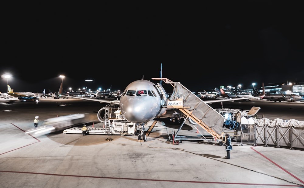 旅客機の近くに立っている人