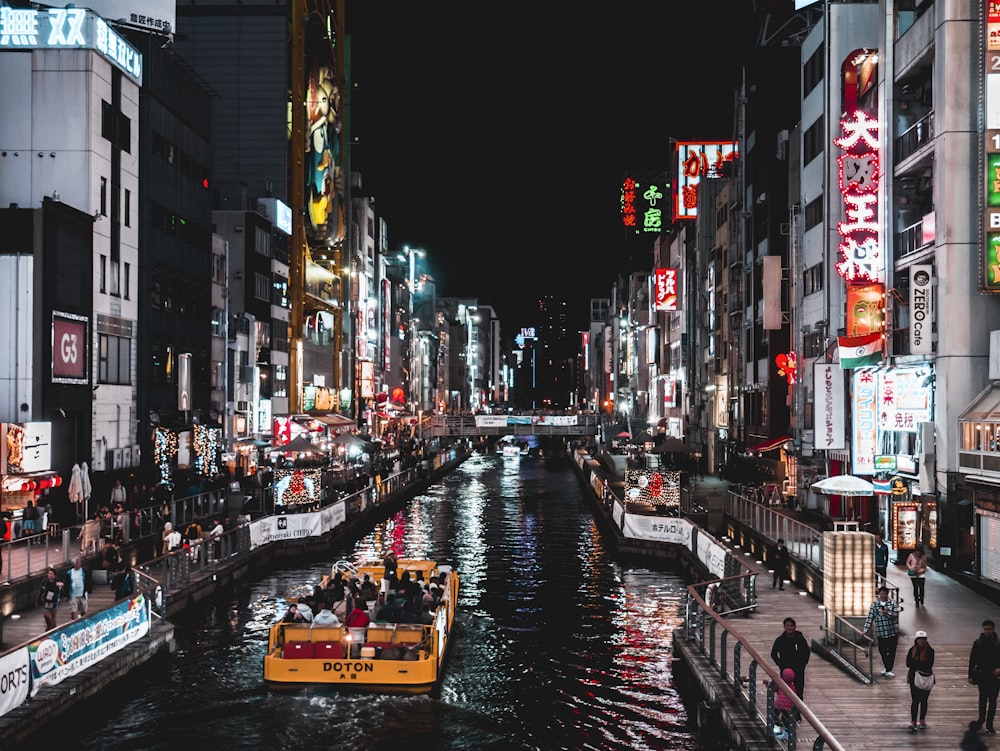 Foto de la ciudad durante la noche