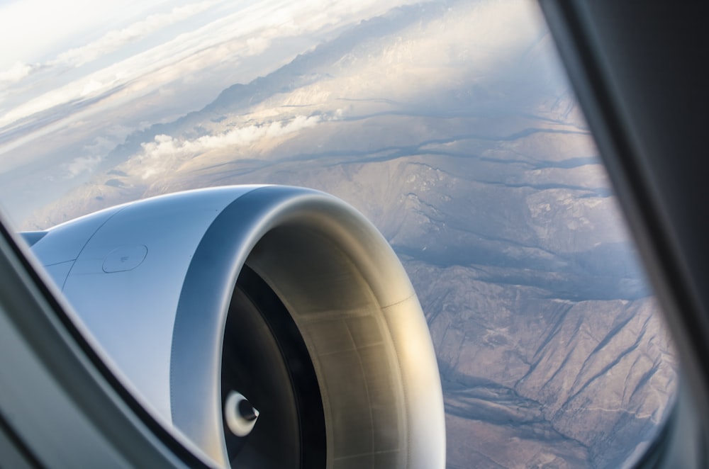 Vista de ventana de la hélice del avión en blanco y negro