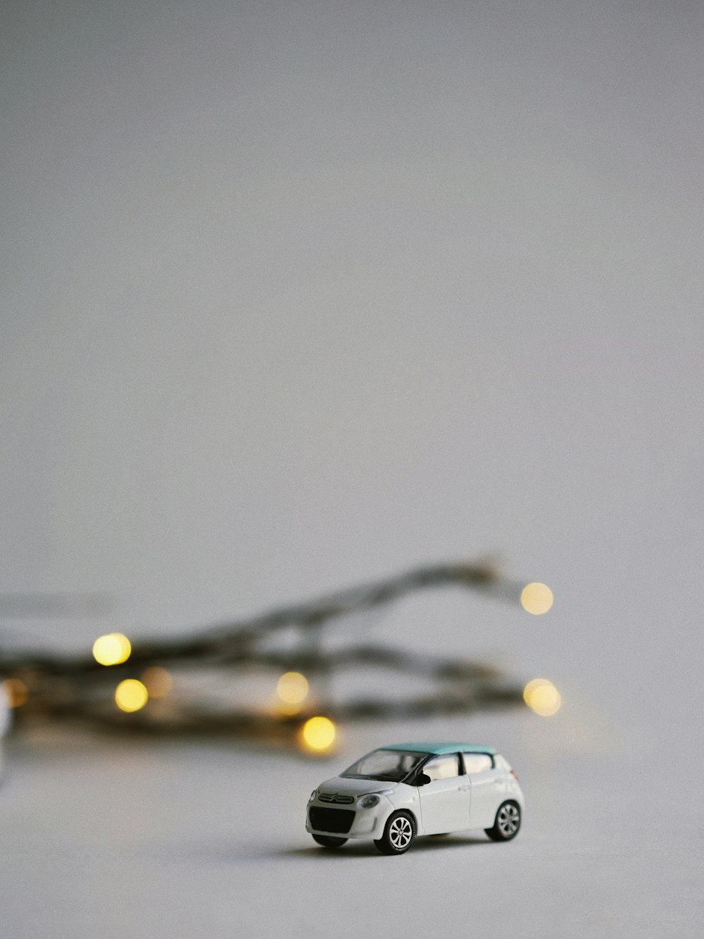 Miniatura de carro branco na fotografia de foco seletivo