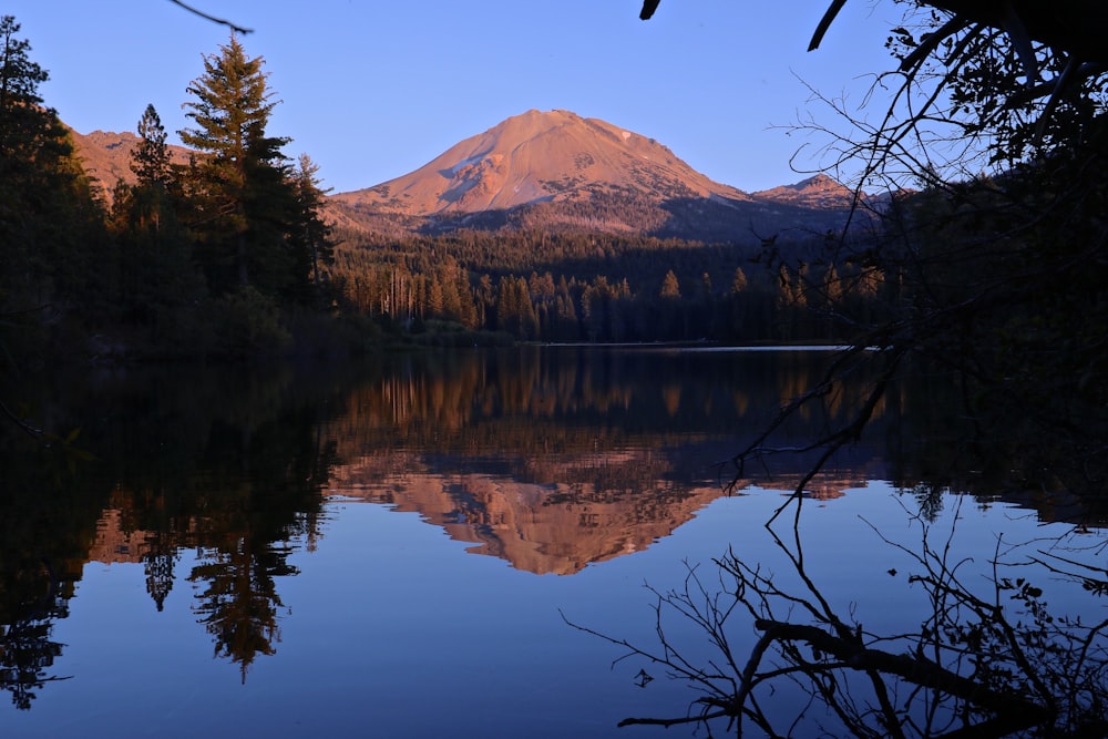 Lago perto da colina da montanha sob o céu azul