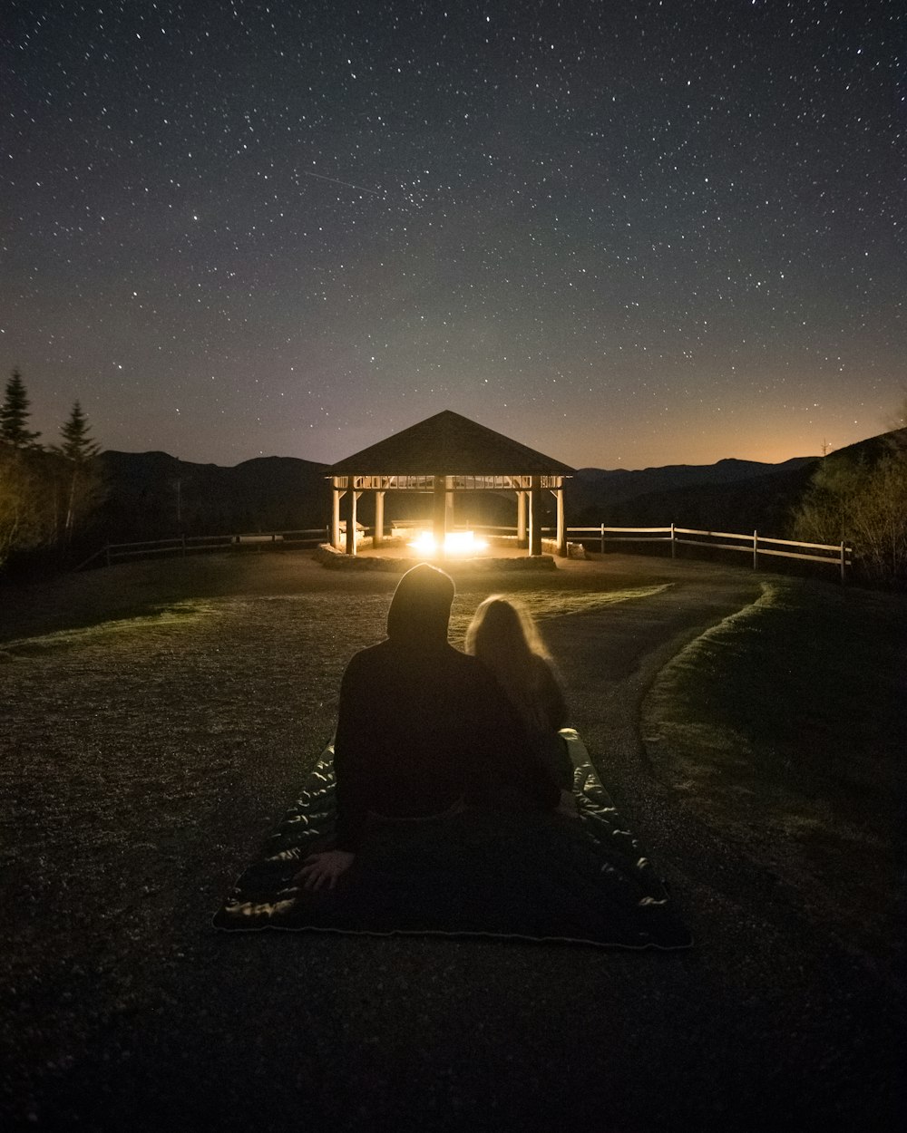 Fotografía de la silueta de la pareja en el campo de hierba