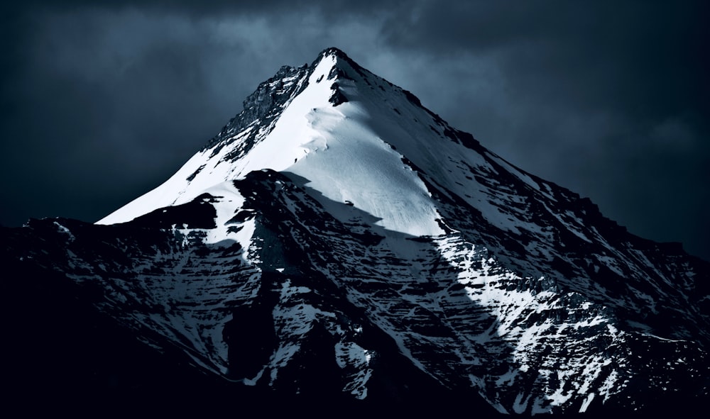 photographie de paysage de montagne enneigée
