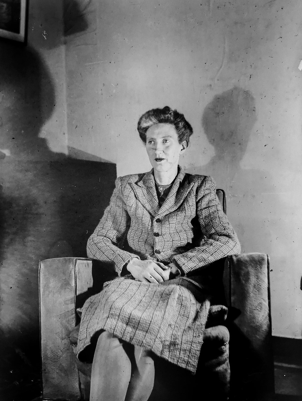 fotografia in scala di grigi di donna seduta sulla sedia