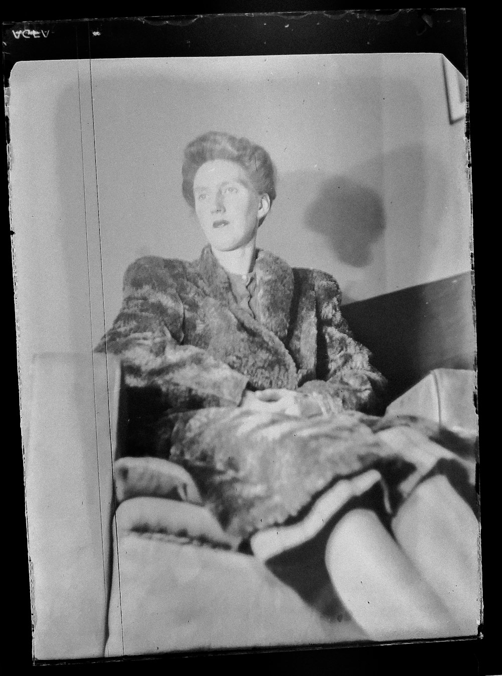 Una foto in bianco e nero di una donna in una pelliccia