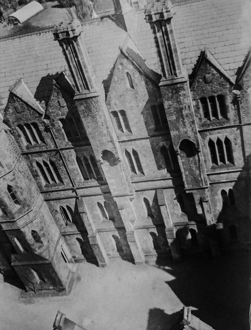 fotografia in scala di grigi di un edificio in cemento