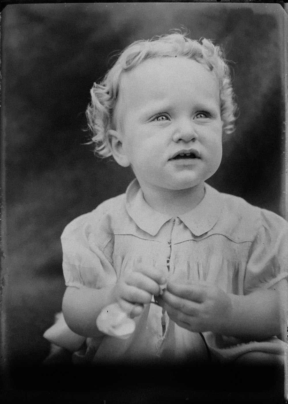 Photographie en niveaux de gris d’un enfant en bas âge