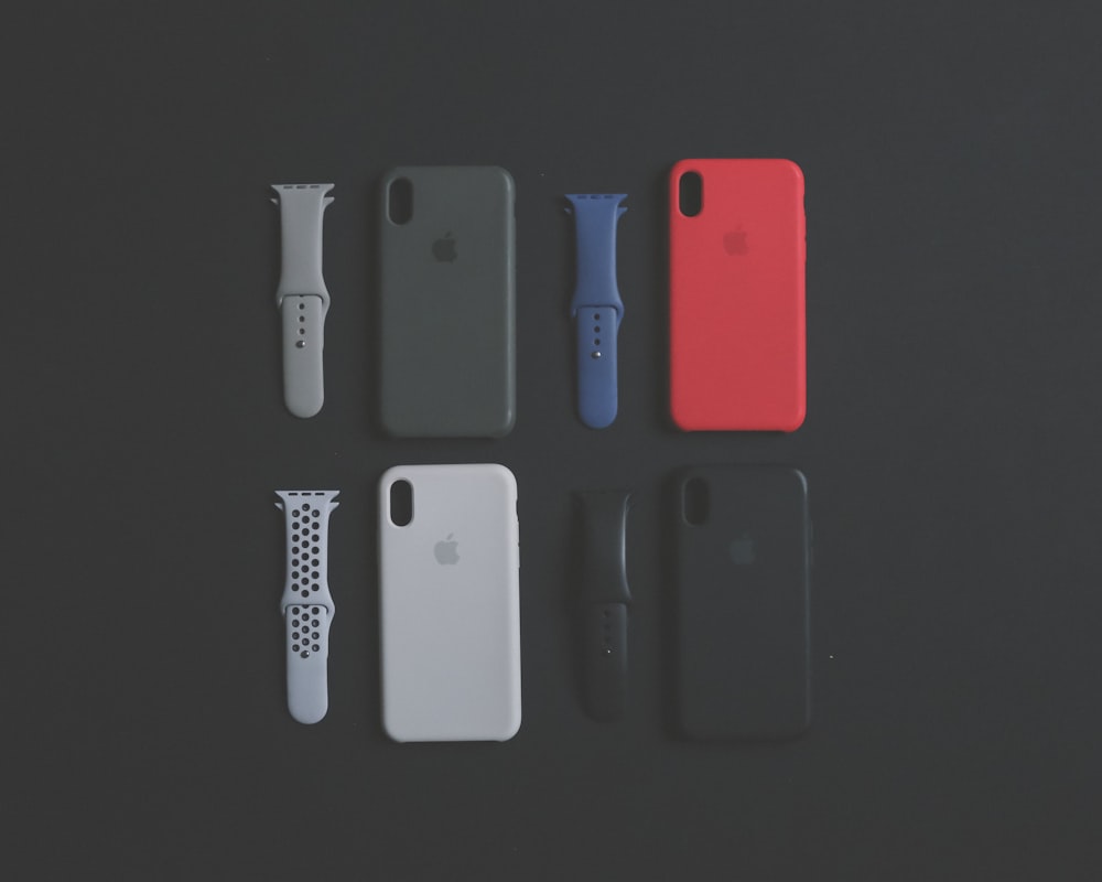 quatre étuis pour iPhone Xs et bracelets de sport de couleurs assorties