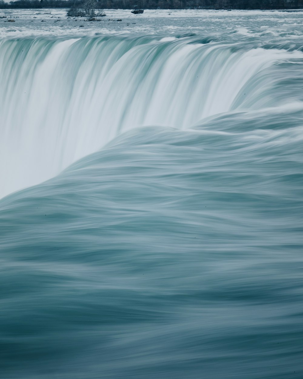 close-up photography of waterfalls