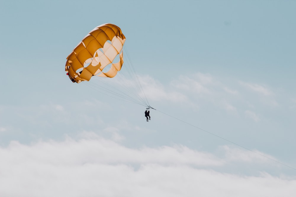 homme en parachute