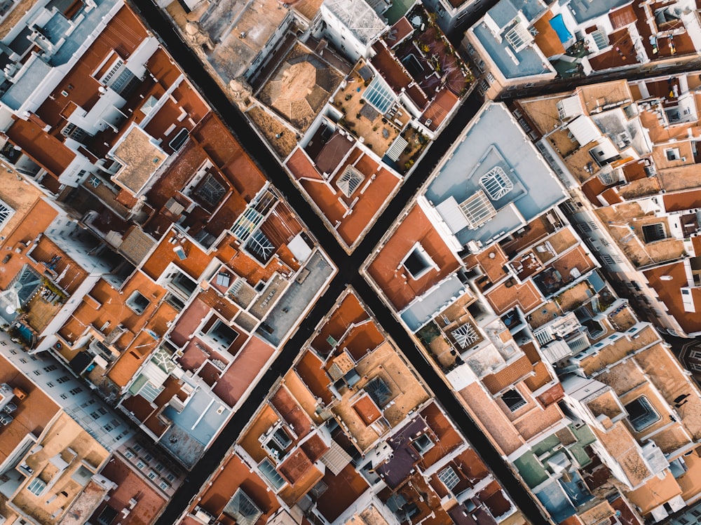 Vista aérea dos edifícios durante o dia