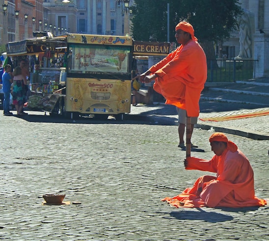 Portrait of Rodrigo Buitrago Bedoya performing a street magic act in Castelnuovo del Garda.