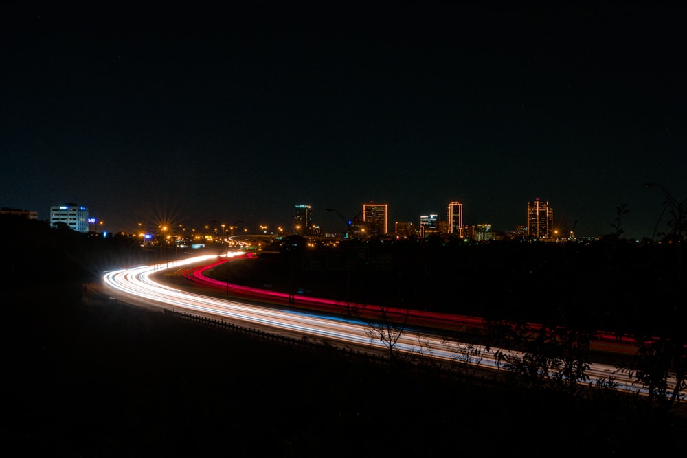 Weiße und rote Neonlichter, die nachts auf der Straße vorbeifahren