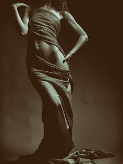An enchanting image that celebrates feminine curves.