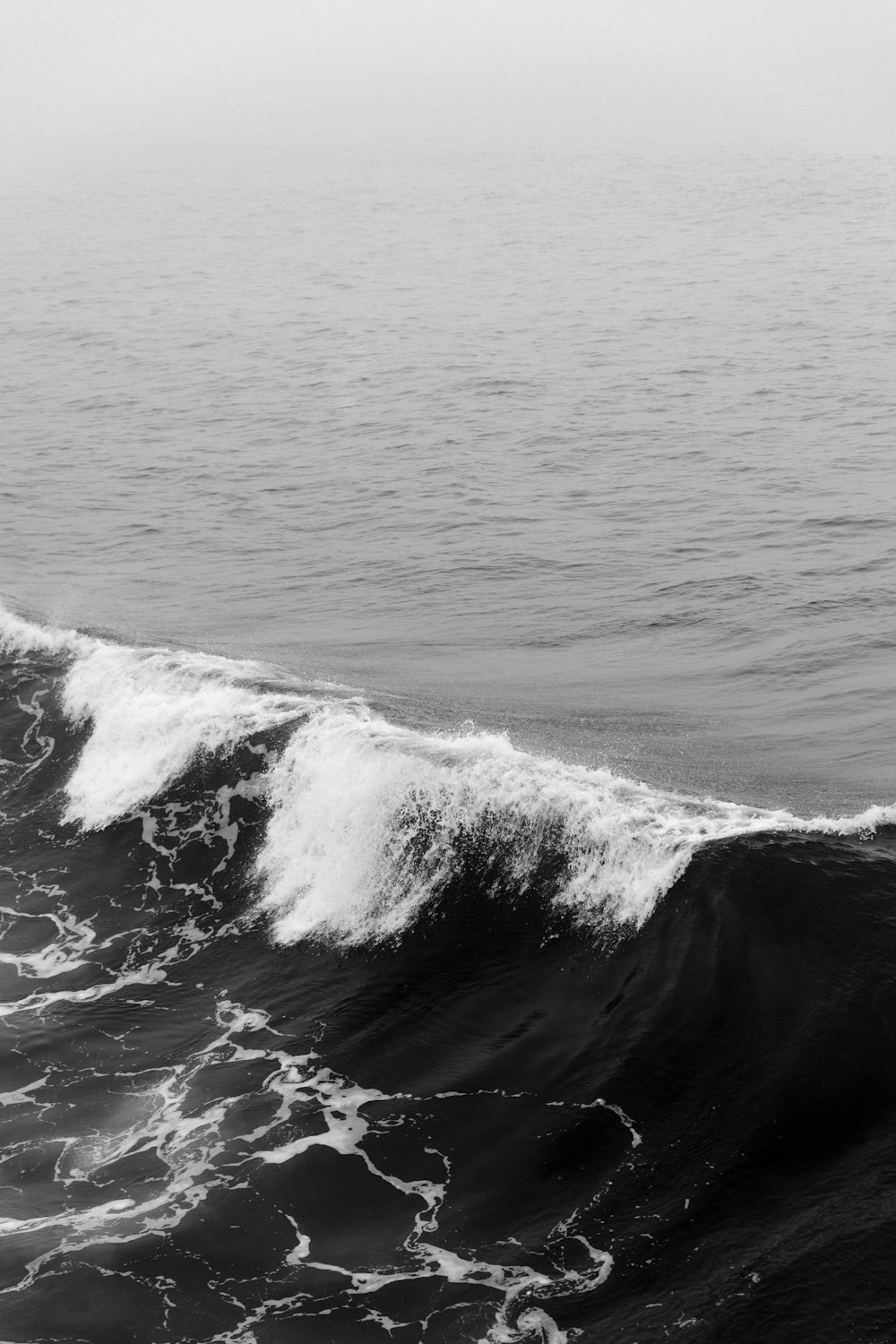 sea waves during daytime