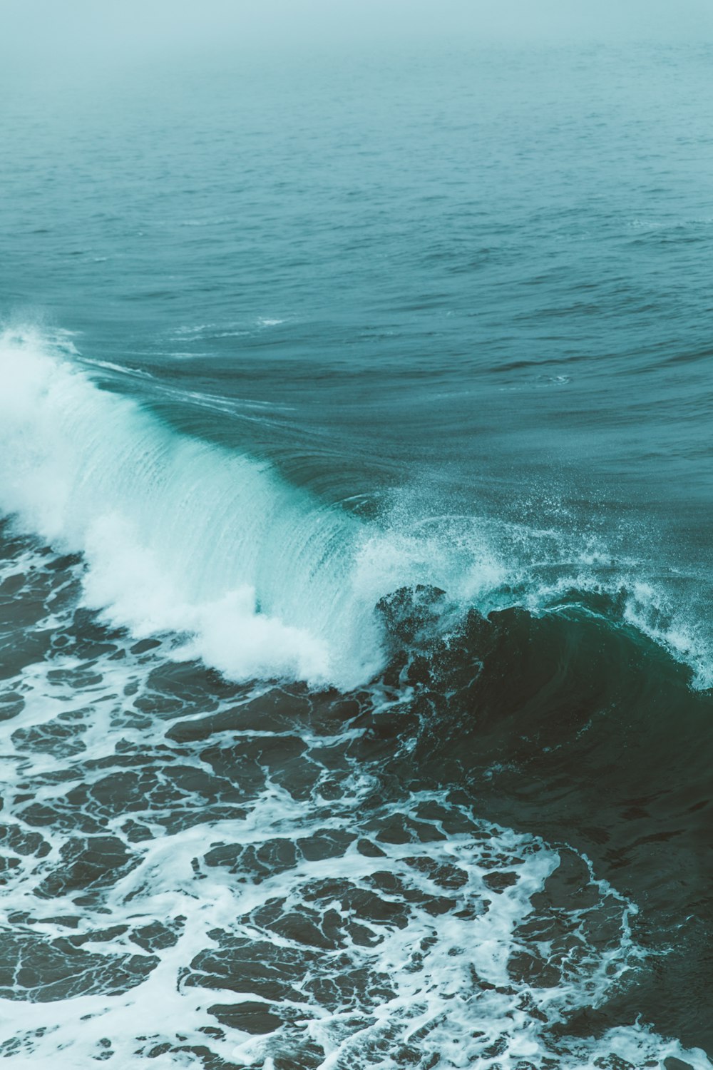 Fotografía de enfoque selectivo de las olas del mar durante el día