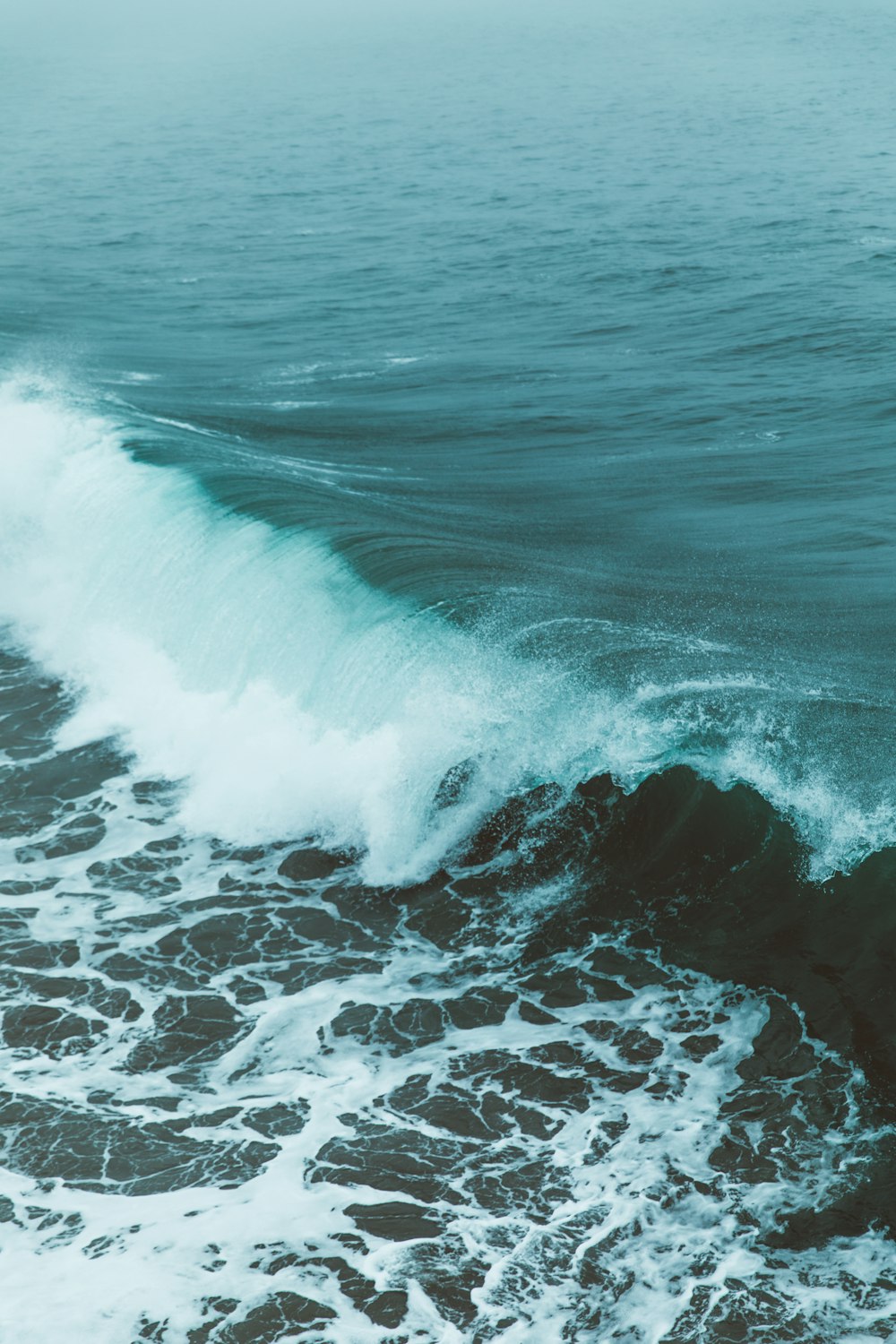 sea waves during daytime