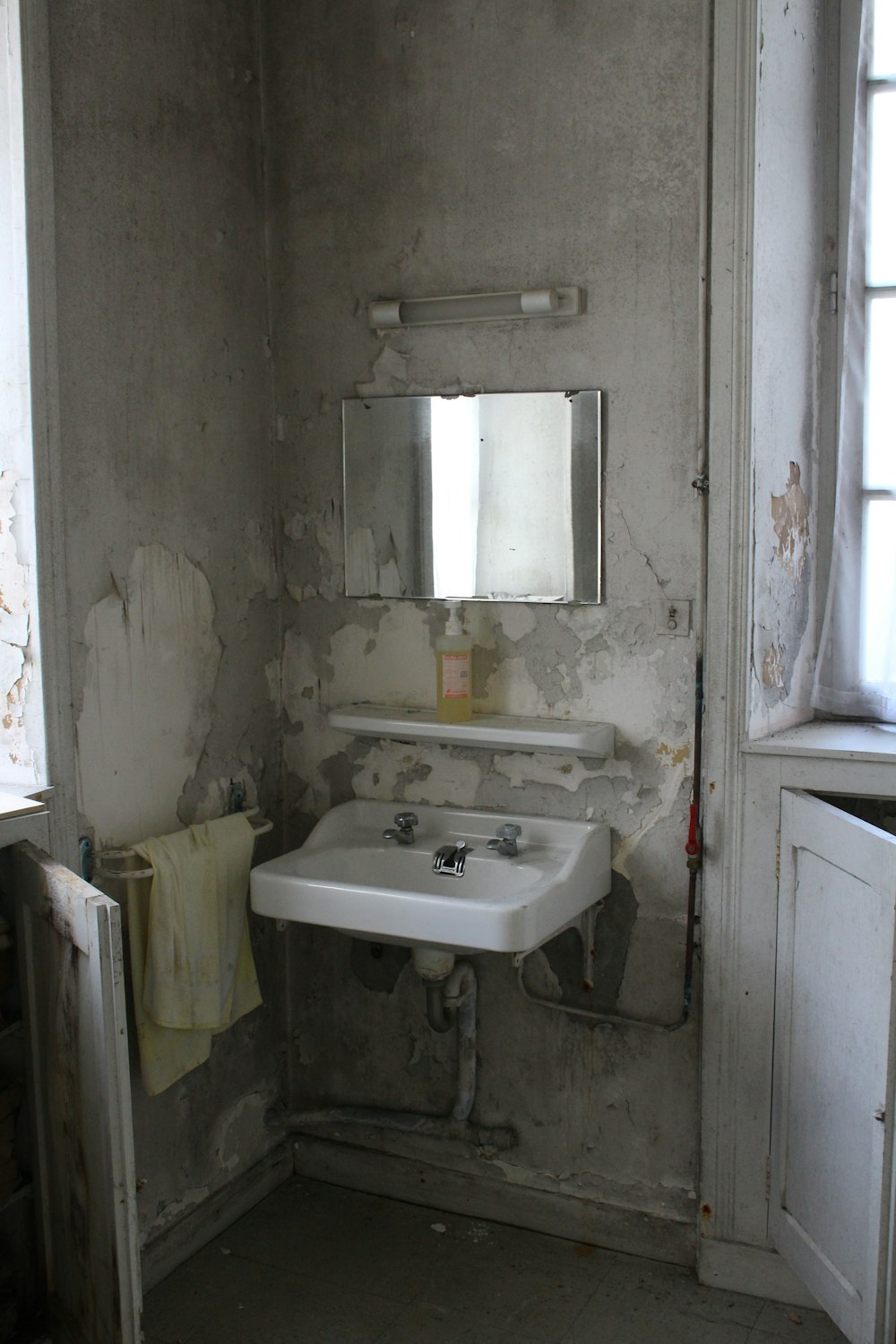 white ceramic sink