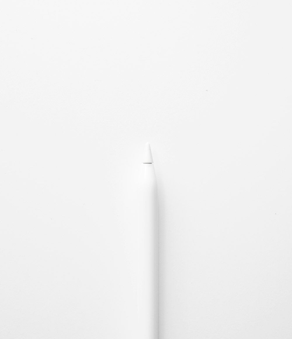 uno spazzolino bianco su una superficie bianca