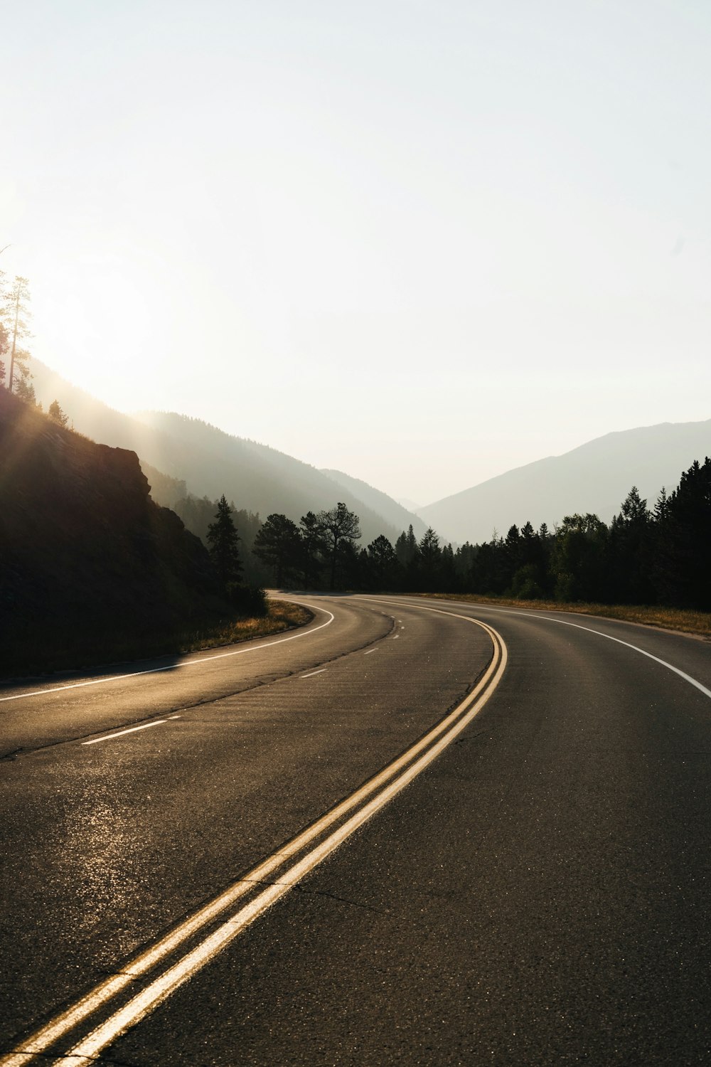 carretera curva vacía