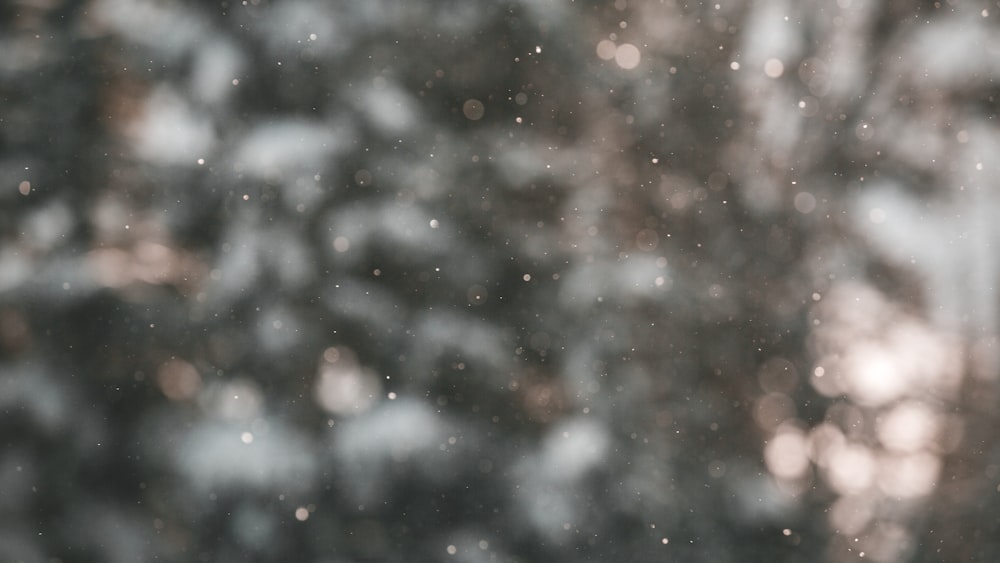 uma foto desfocada de neve caindo de uma janela
