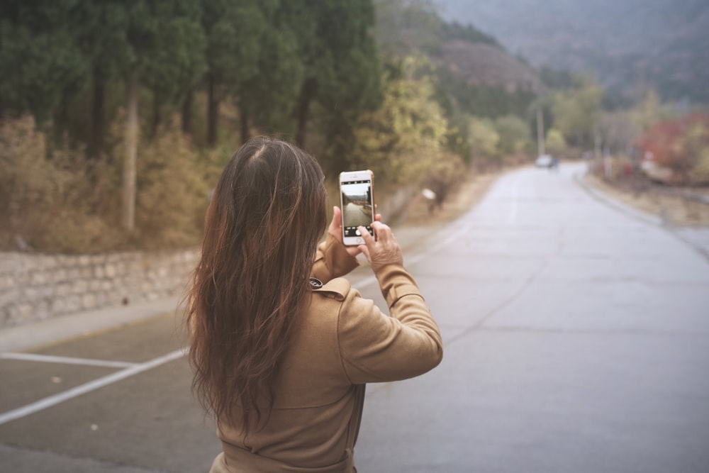 mujer tomando foto