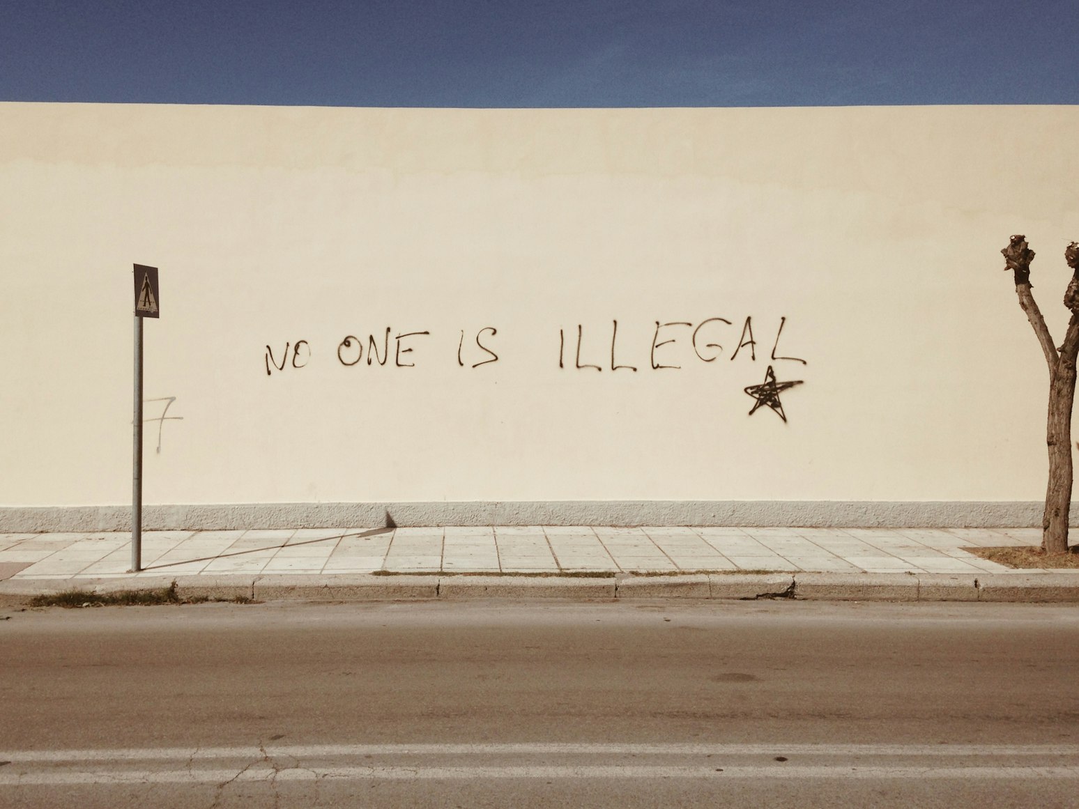  A wall with a pro-immigrant slogan 