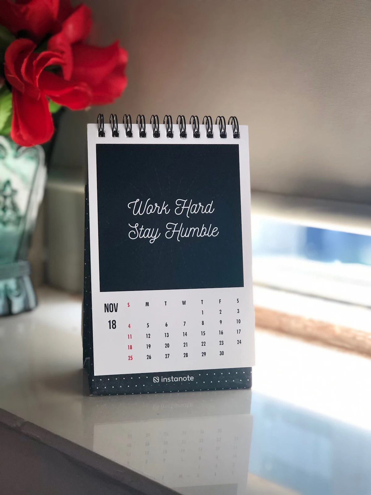 Kalender di atas meja putih