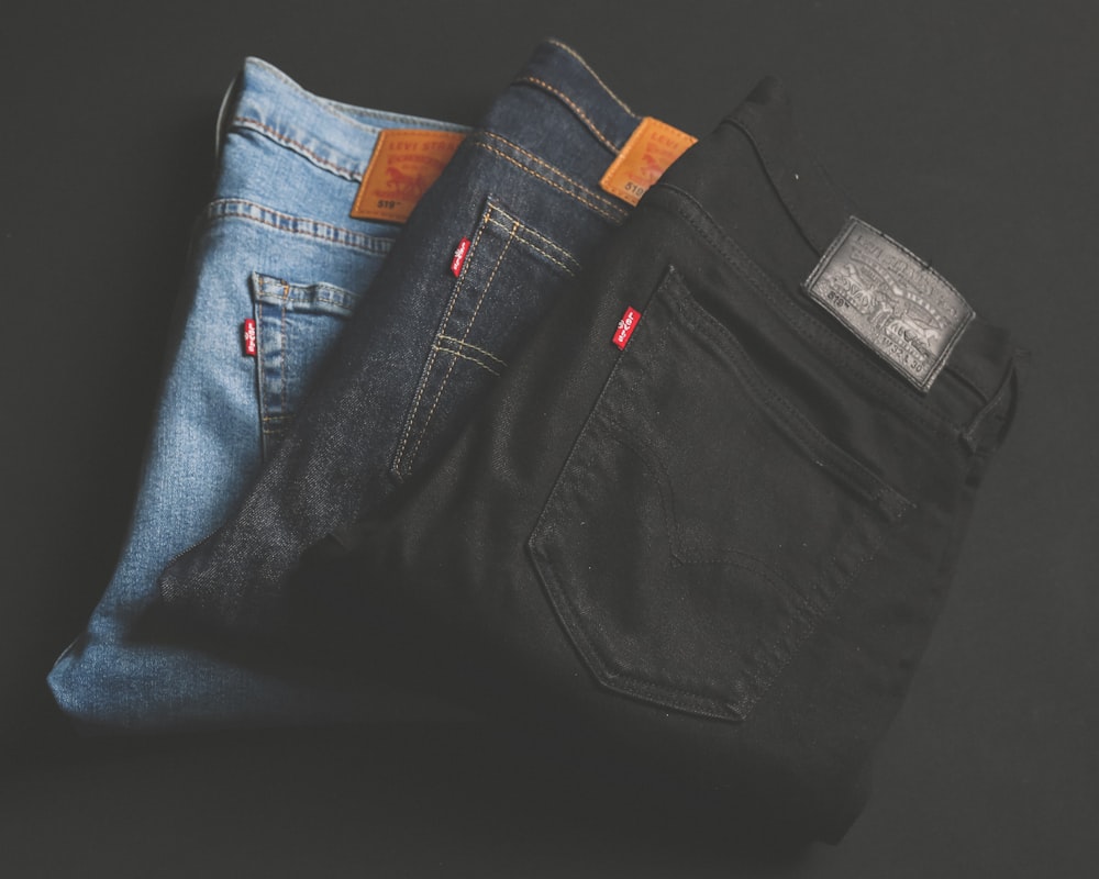 três fundos jeans de cores variadas