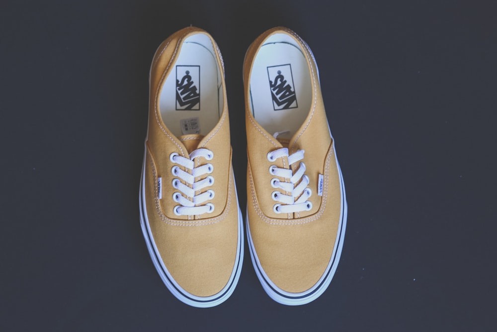 Paar gelbe Vans Low-Top-Schuhe