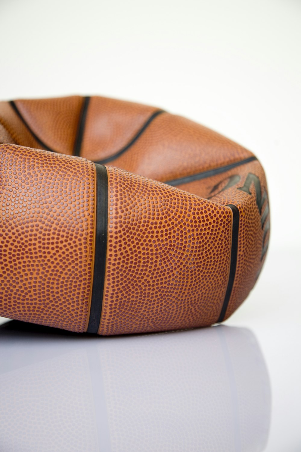 brauner Basketballball auf weißer Oberfläche