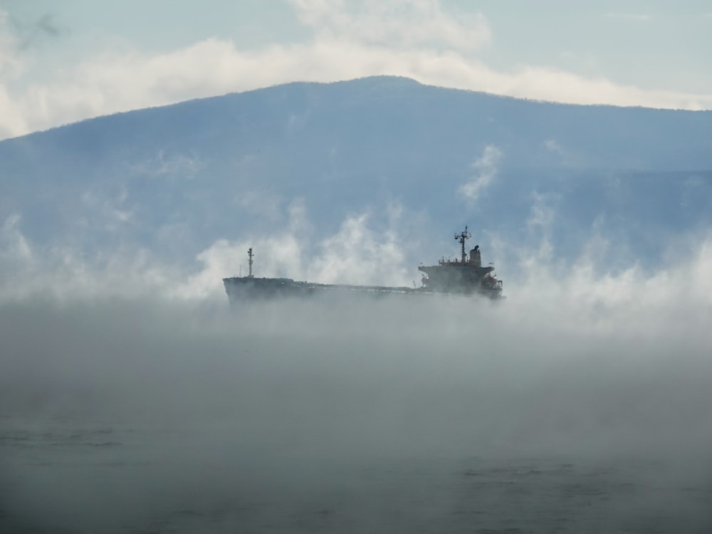 Graues Schiff auf Gewässer