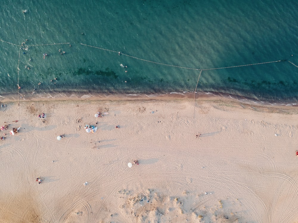 fotografia aérea de areia e mar