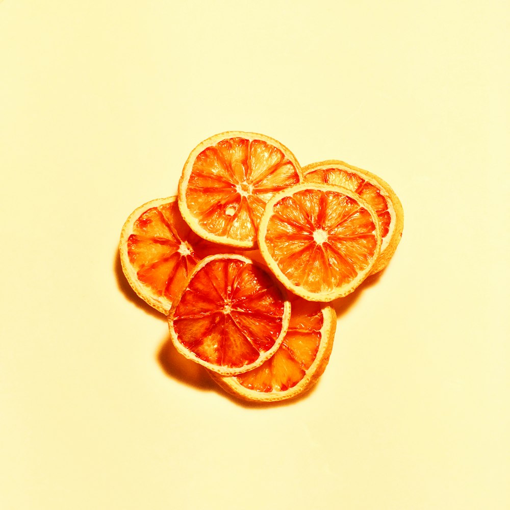 スライスしたオレンジ色の果物