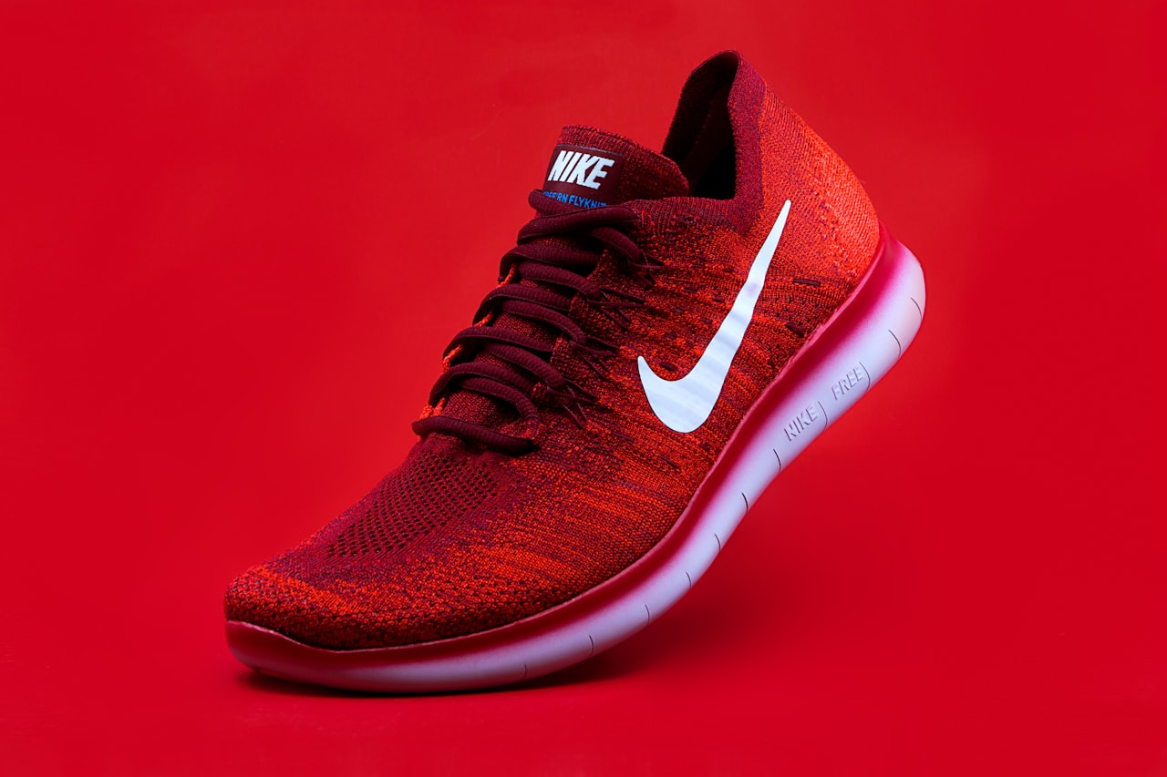 Paire de sneakers de sport sur fond rouge