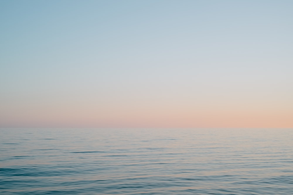 specchio d'acqua durante il giorno