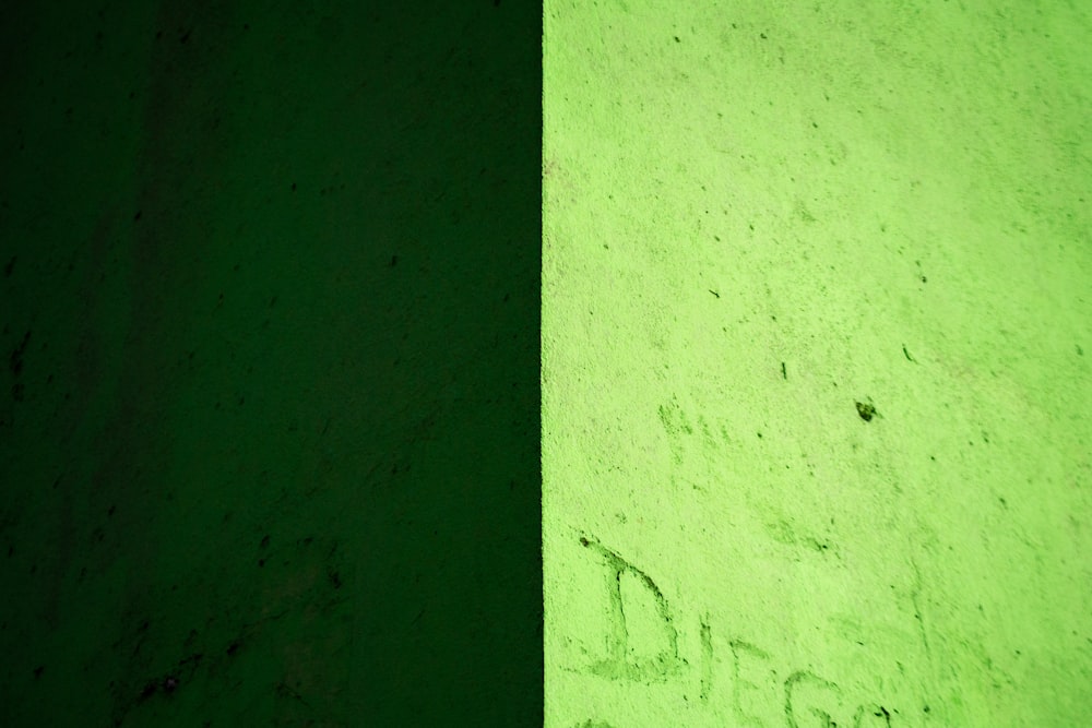 un primo piano di un muro con una luce verde