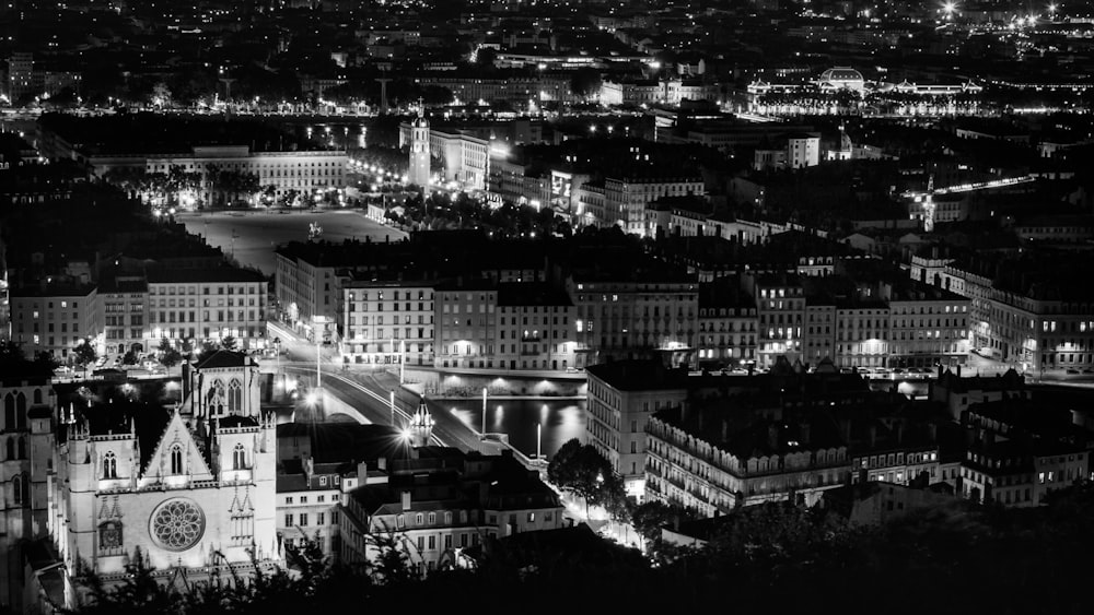 Bâtiments en béton noir et gris pendant la nuit