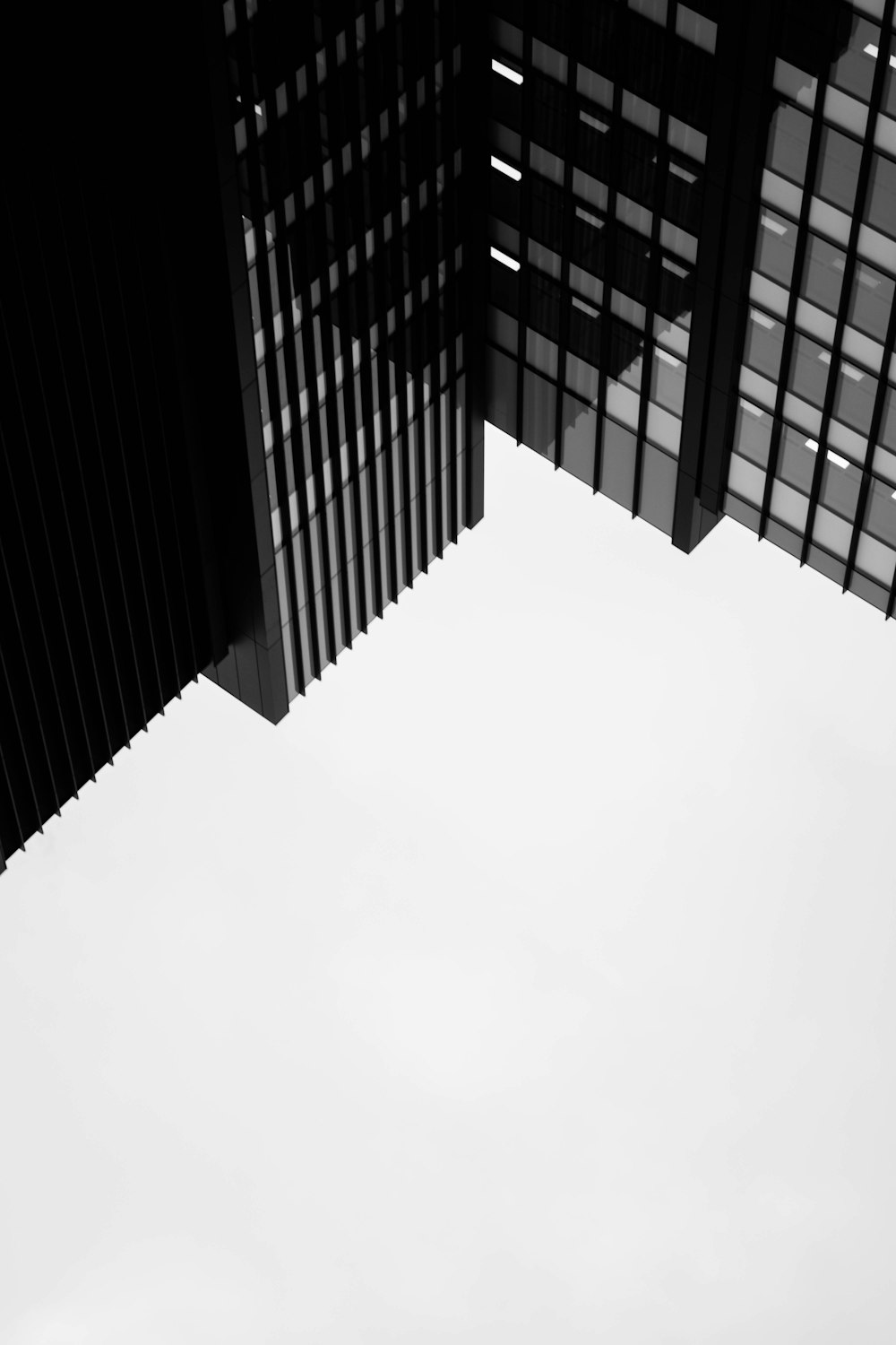 bâtiment en béton noir pendant la journée