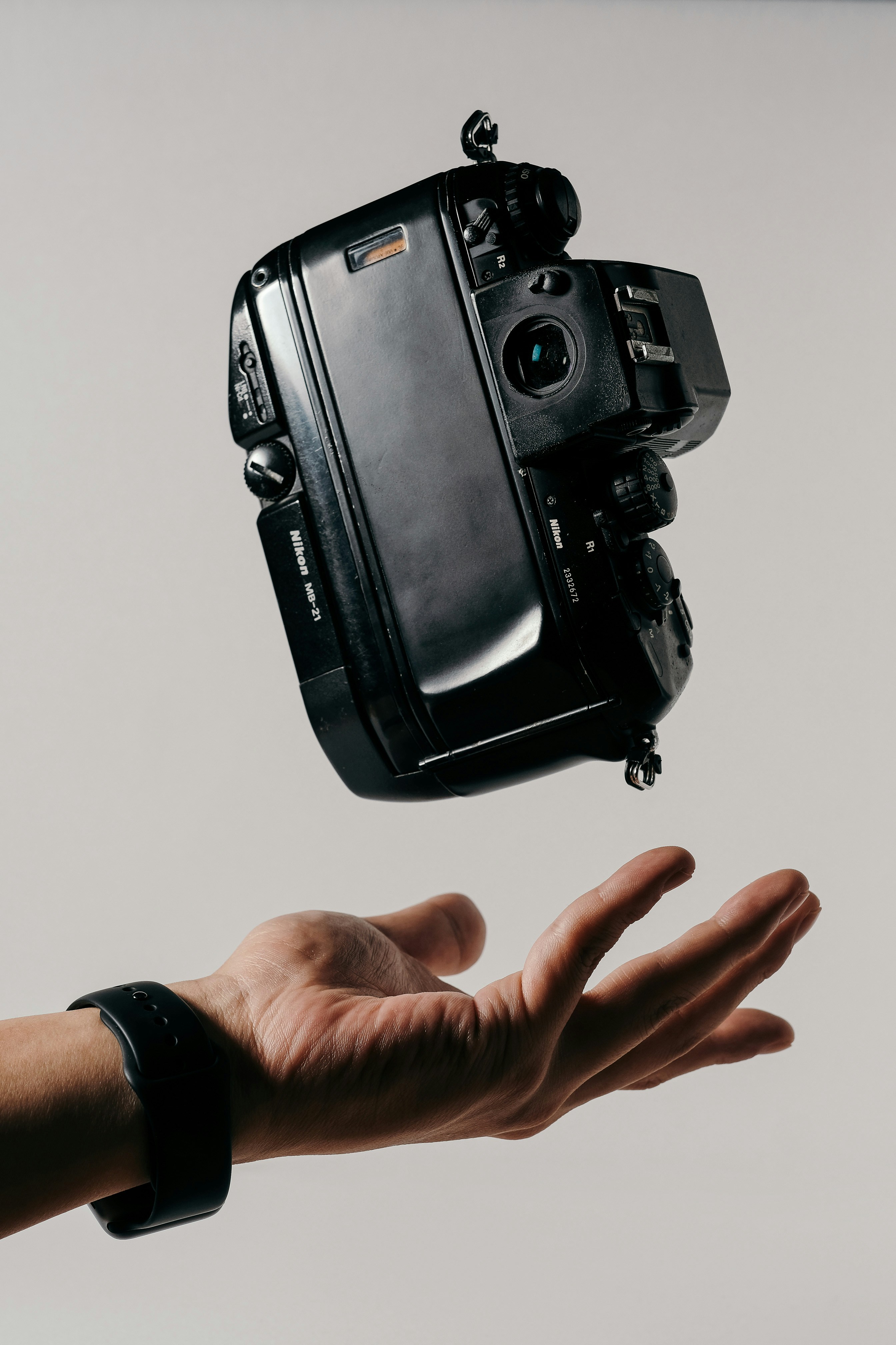 Persona que captura videocámara negra