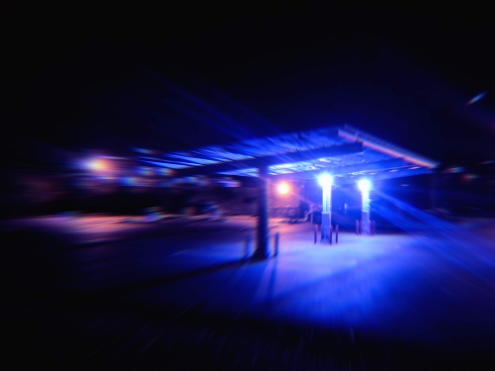 Blaue Tankstelle in der Nacht
