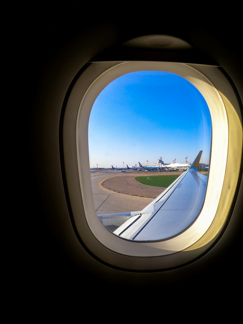 Close-up da janela do avião